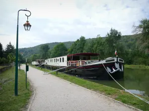 Vallée de l'Ouche - Promenade le long des péniches amarrées sur le canal de Bourgogne