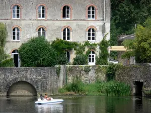 Vallée de la Sarthe - Façade de l'ancienne marbrerie de Solesmes, et vacanciers faisant du pédalo sur la rivière Sarthe