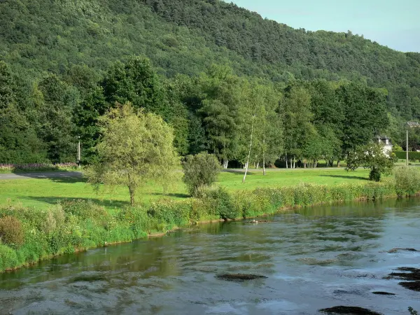 Vallée de la Semoy - Parc Naturel Régional des Ardennes : rivière Semoy et ses abords verdoyants