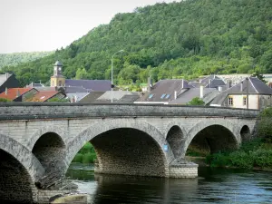 Vallée de la Semoy - Pont enjambant la rivière Semoy, clocher de l'église Saint-Jean-Baptiste et maisons du village des Hautes-Rivières ; dans le Parc Naturel Régional des Ardennes