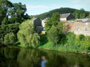 Vallée de la Semoy - Façades de maisons du village de Thilay dominant la rivière Semoy et arbres au bord de l'eau ; dans le Parc Naturel Régional des Ardennes