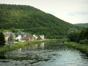 Vallée de la Semoy - Maisons du village des Hautes-Rivières au bord de la rivière Semoy et forêt ardennaise dominant l'ensemble ; dans le Parc Naturel Régional des Ardennes