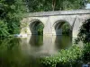 Vallée du Thouet - Pont du Vernay (pont médiéval) enjambant la rivière Thouet, et arbres au bord de l'eau ; sur la commune d'Airvault