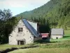 Vallei van de Garbet - Schuren, weilanden en bomen in het Regionale Natuurpark van de Ariège Pyreneeën, in Couserans