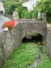Vallei van Grand Morin - Schilders Valley Grand Morin: kleine brug over de Grand River Morin, huis, bloemen en bomen in Villiers-sur-Morin