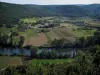 Vallei van de Lot - River (Lot), bomen aan de rand van het water, velden, huizen, bossen en heuvels, in de Quercy