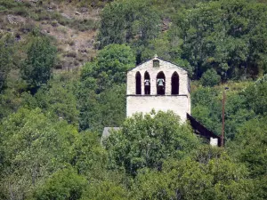 Vallei van de Louron - Klokkentoren van de Romaanse kerk van Cazaux-Frechet omgeven door bomen