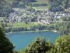 Vallei van de Louron - Genos-Loudenvielle Lake omgeven door bomen en dorp Genos