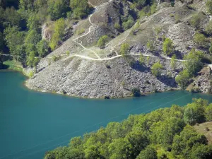 Vallei van de Louron - Lake Genos-Loudenvielle en met bomen omzoomde kust