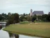 Vallei van de Mayenne - Rivier de Mayenne, kerk en dorp huizen, bomen, weide met koeien aan de waterkant