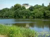 Vallei van de Mayenne - Château de La Porte, in de stad van Daon, omgeven door groen en met uitzicht op de rivier de Mayenne