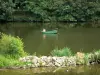 Vallei van de Mayenne - Visser boot op de rivier Mayenne en beboste wal