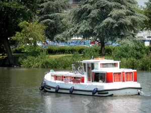 Vallei van de Mayenne - Barge zeilen op de rivier de Mayenne, Château-Gontier