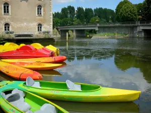 Vallei van de Sarthe - Kano's en waterfietsen afgemeerd molen Malicorne-sur-Sarthe, en de brug over de rivier de Sarthe