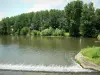 Vallei van de Sarthe - Sarthe oever van de rivier en beplant met bomen