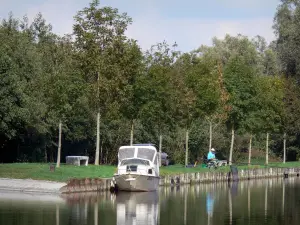 Vallei van de Somme - Somme kanaal, boot, visser en bomen