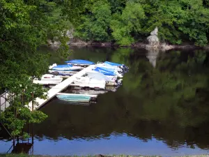 Vallei van de Taurion - Afgemeerde boten, rivier (Taurion) en bomen