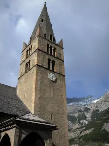 Vallouise - Torre e portico della chiesa di Santo Stefano, montagna nel Parco Nazionale degli Ecrins