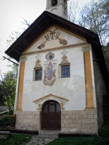 Vallouise - Façade de la chapelle des Pénitents ornée de peintures murales