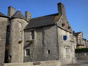 Valognes - Regionaal Museum van de Cider (thuisbasis van het Algemeen Hoofdkwartier) en de Beaumont Hotel op de achtergrond, in de Cotentin