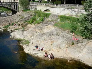 Vals-les-Bains - Los turistas a lo largo del río Volane