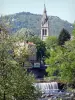 Vals-les-Bains - Glockenturm der Kirche Saint-Martin und Fluss Volane gesäumt von Bäumen