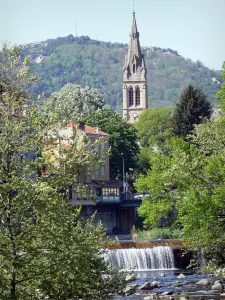 Vals-les-Bains - Toren van de kerk van St. Martin en Volane bomen omzoomde rivier