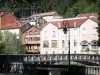 Vals-les-Bains - Steg, Strassenlaternen und Fassaden des Kurbads
