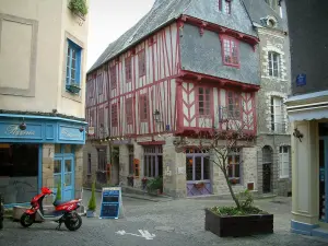 Vannes - Maisons de la  vieille ville, l'une possède des colombages rouges