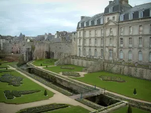 Vannes - Parc, château, remparts et vieille ville