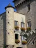 Varen - Château (Doyenné), abritant la mairie, avec tourelle en encorbellement et fenêtres ornées de géraniums (fleurs)