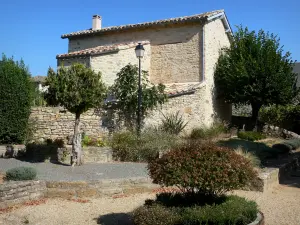 Varen - Medieval garden and stone house 