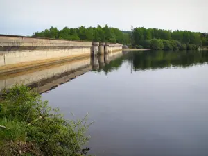 Meer van Vassivière - Dam, kunstmatig meer en bomen