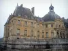 Vaux-le-Vicomte城堡 - 与它的圆形建筑和护城河的经典样式城堡门面