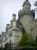 Veauce - Uhrturm und Fassade des Schlosses