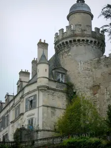 Veauce - Klok toren en voorgevel van het kasteel