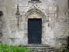 Veauce - Château de Veauce: porta em abraço com brasão de armas do castelo