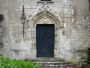 Veauce - Castello Veauce: porta con ogee stemma del castello