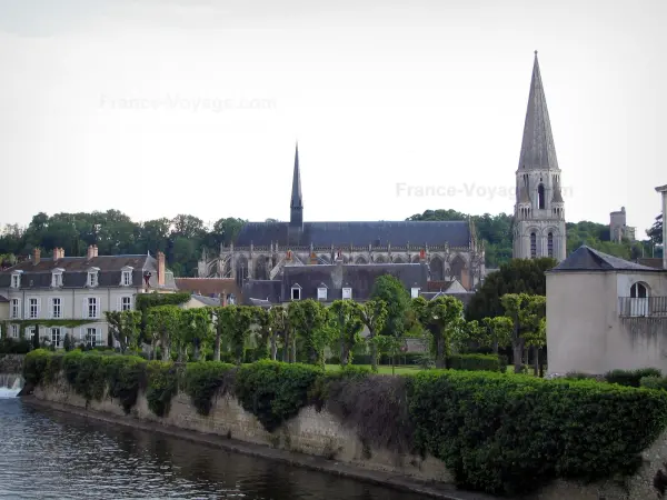 Vendôme - Abdij kerk van de Drie-eenheid en de Romaanse klokkentoren geïsoleerde (Abdij van de Drie-eenheid), ruïnes van het kasteel op de achtergrond, de oude stad huizen, bomen en de rivier (de Zevenslaper)