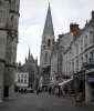 Vendôme - Place Saint-Martin avec vue sur l'église abbatiale de la Trinité (façade flamboyante) et son clocher roman isolé (abbaye de la Trinité)