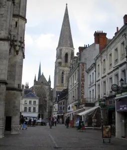 Vendôme - Place Saint-Martin met uitzicht op de abdij kerk van de Drie-eenheid (flamboyante gevel) en geïsoleerde Romaanse klokkentoren (Abdij van de Drie-eenheid)