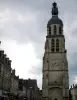 Vendôme - Tour Saint-Martin (aislado campanario), casas en la plaza de Saint-Martin y cielo nublado