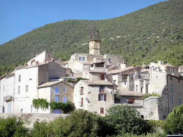 Venterol - Clocher à campanile et maisons du village perché