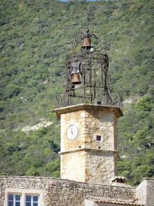 Venterol - Clocher de l'église surmonté d'un campanile en fer forgé