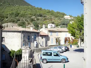 Venterol - Façades de maisons du village provençal