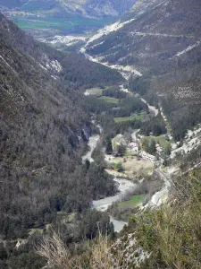 Verdon upper valley - Verdon river lined with trees and mountains