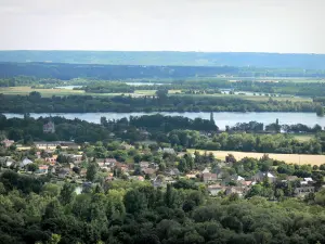 Vergezicht over kust van Deux-Amants - Uitzicht op het dorp van Poses (in de vallei van de Seine) en waterlichamen (meren) van de site van Two Lovers