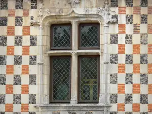 Verneuil-sur-Avre - Façade à damiers et fenêtre à meneaux de la bibliothèque municipale Jérôme Carcopino (maison de la Renaissance, maison à tourelle)