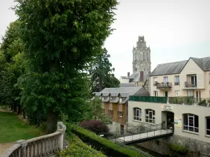 Verneuil-sur-Avre - Vue sur la tour de l'église de la Madeleine et les façades de la ville depuis les Promenades longeant les fossés