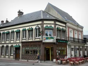 Verneuil-sur-Avre - Façades de maisons et terrasse de café